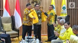 Gubernur Jawa Barat Ridwan Kamil saat memakai jas kuning yang diberikan langsung oleh Ketum Partai Golkar Airlangga Hartarto di DPP Golkar, Jakarta,Rabu (18/1/2023). Ridwan Kamil resmi bergabung dengan Partai Golkar. (Liputan6.com/Angga Yuniar)