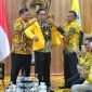 Gubernur Jawa Barat Ridwan Kamil saat memakai jas kuning yang diberikan langsung oleh Ketum Partai Golkar Airlangga Hartarto di DPP Golkar, Jakarta,Rabu (18/1/2023). Ridwan Kamil resmi bergabung dengan Partai Golkar. (Liputan6.com/Angga Yuniar)