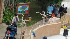 Pengujung berwisata di Pantai Ancol, Jakarta, Rabu (28/12/2022). Isu cuaca yang kurang bersahabat pada hari ini, tidak menyurutkan keinginan warga menghabiskan libur untuk berwisata di kawasan wisata Ancol. (Liputan6.com/Faizal Fanani)