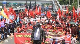 Massa buruh melakukan aksi bertajuk Aliansi Aksi Sejuta Buruh Cabut UU Omnibus Law Cipta Kerja di depan Gedung DPR/MPR RI, Jakarta, Rabu 10 Agustus 2022. TEMPO/Subekti.