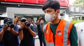 Aktor Revaldo Fifaldi dibawa petugas untuk dihadirkan saat rilis kasus narkoba yang menjeratnya di Polda Metro Jaya, Jakarta, Jumat (13/1/2023). [Suara.com/Alfian Winanto]