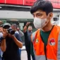 Aktor Revaldo Fifaldi dibawa petugas untuk dihadirkan saat rilis kasus narkoba yang menjeratnya di Polda Metro Jaya, Jakarta, Jumat (13/1/2023). [Suara.com/Alfian Winanto]