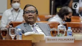 Menteri Koordinator Bidang Politik Hukum dan Keamanan (Menko Polhukam) Mahfud MD mengikuti Rapat Dengar Pendapat (RDP) dengan Komisi III DPR RI di Gedung Parlemen, Jakarta, Rabu (15/2/2023). Rapat membahas penjelasan DPR terhadap RUU Perubahan tentang Mahkamah Konstitusi (MK). (Liputan6.com/Faizal Fanani)