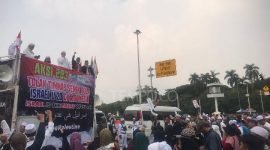 Ratusan massa Front Persaudaraan Islam (FPI) menggelar demo di Patung Kuda Arjuna Wijaya tolak Israel ikut pertandingan sepakbola Piala Dunia U-20 Jakarta Pusat, Senin, 20 Maret 2023. Desty Luthfiani/TEMPO