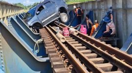 Terlihat mobil malang melintang di atas jembatan rel kereta api, yang sebelumnya melaju di atas rel sejauh 1 kilometer (sumber foto & artikel : kompas.com)