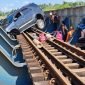 Terlihat mobil malang melintang di atas jembatan rel kereta api, yang sebelumnya melaju di atas rel sejauh 1 kilometer (sumber foto & artikel : kompas.com)