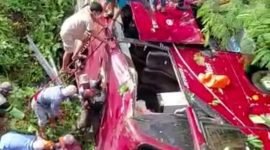 Bus pariwisata yang diduga rombongan dari Tangerang Selatan terperosok ke jurang di wisata Guci, Tegal, Jawa Tengah