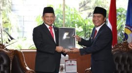 Mendagri Tito Karnavian menyerahkan surat perpanjangan Pj Gubernur Banten kepada Al Muktabar. Foto : Humas Pemprov