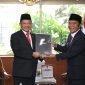 Mendagri Tito Karnavian menyerahkan surat perpanjangan Pj Gubernur Banten kepada Al Muktabar. Foto : Humas Pemprov