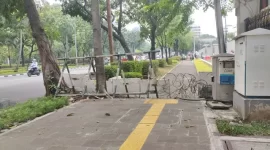 Foto : Penutupan trotoar di depan gedung Kedubes AS. (Liputan6.com/Winda Nelfira)