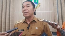 Penjabat Gubernur Banten Al Muktabar saat memberikan keterangan terkait adanya oknum pejabat di BPBD Banten yang tipu pengusaha asal Bali senilai Rp3,7 miliar di kantornya.(Istimewa)