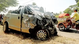 TAK BERBENTUK: Kondisi Daihatsu Luxio sebelum dievakuasi Minggu (30/7). Mobil bernopol Surabaya itu hancur setelah tertabrak kereta api di perlintasan tanpa palang pintu Desa Jabon, Jombang. (Istimewa)
