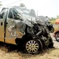 TAK BERBENTUK: Kondisi Daihatsu Luxio sebelum dievakuasi Minggu (30/7). Mobil bernopol Surabaya itu hancur setelah tertabrak kereta api di perlintasan tanpa palang pintu Desa Jabon, Jombang. (Istimewa)