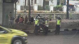Salah satu pengendara motor saat di berhentikan untuk dilakukan pemeriksaan.(jabarinside.com)