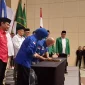 Ketua DPC Demokrat Kota Depok, Edi Sitorus saat menandatangani deklarasi Koalisi SS di Margo Hotel.(ist)