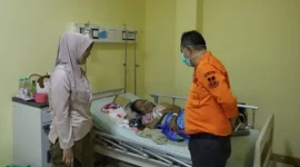 Penjabat Bupati Garut Barnas Adjidin meninjau pasien di Rumah Sakit Umum Daerah (RSUD) Pameungpeuk, Kabupaten Garut.(diskominfo garut)